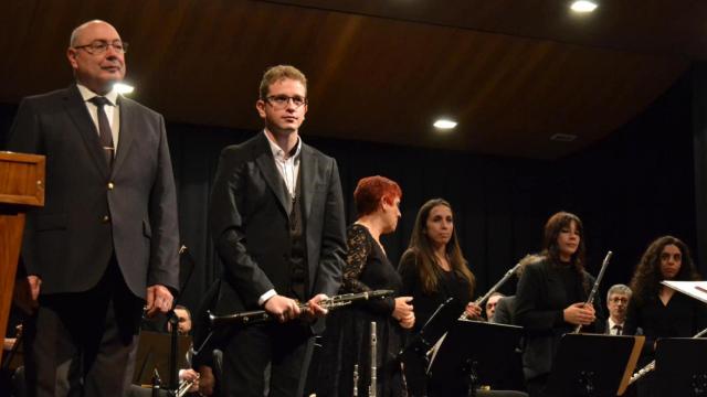 A la izquierda, Lorenzo Torrico, director de la Banda Municipal de Música de Béjar, junto al joven intérprete Víctor Grande Escuedero