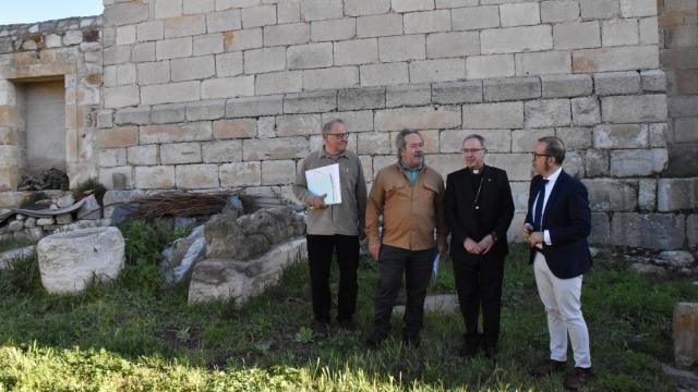 El alcalde de Zamora, Francisco Guarido; el obispo de Zamora, Fernando Varela; el diácono permanente de la diócesis de Zamora, Juan Manuel Chillón; y el concejal de Turismo, Christoph Strieder en la zona donde se creará la calle de acceso