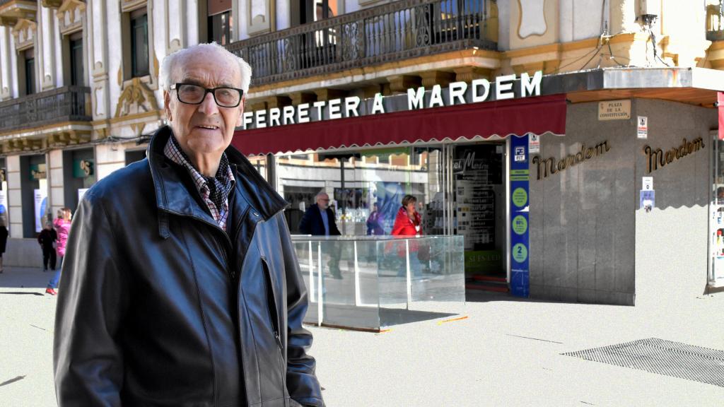 Jaime Domínguez Álvarez, con la ferretería Mardem a sus espaldas
