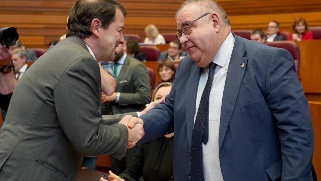 Mañueco saluda a Alejandro Vázquez en su regreso a las Cortes