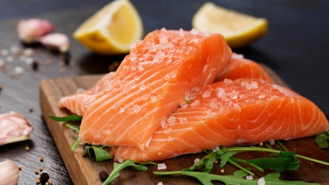 El salmón es uno de los pescados que más omega 3 aportan a la dieta.