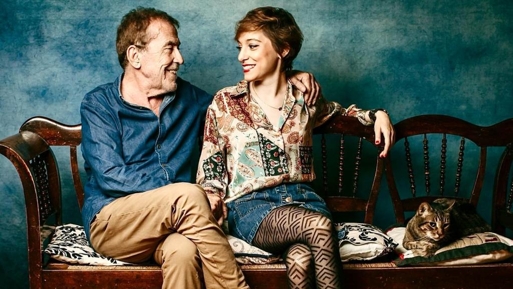 Emma Nogueiro, mirando, cómplice, a su última pareja y razón de amor, Fernando Sánchez Dragó, en una imagen facilitada a EL ESPAÑOL.