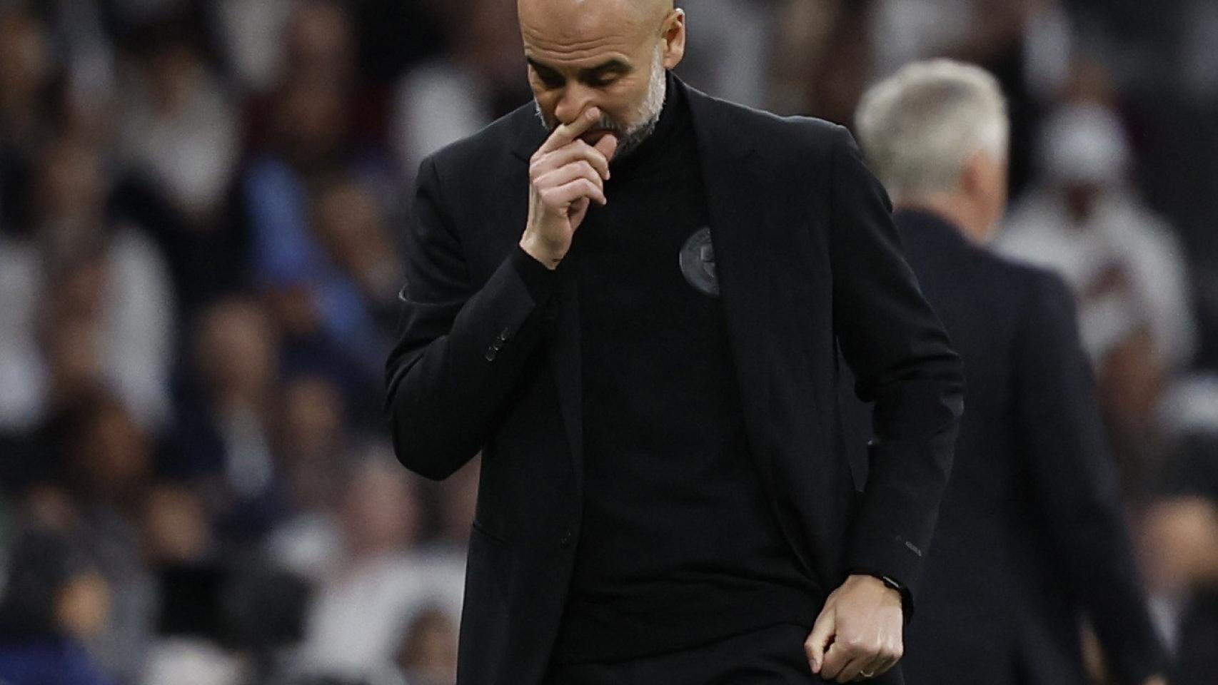 Pep Guardiola, con gesto de preocupación, en la banda del Santiago Bernabéu