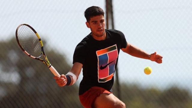 Carlos Alcaraz, entrenando en tierra batida