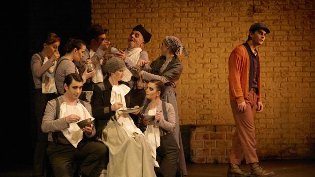 Un momento de la obra de teatro 'La lucha por la vida', que adapta la trilogía de novelas de Pío Baroja. Foto: Enrique Moreno Esquibel