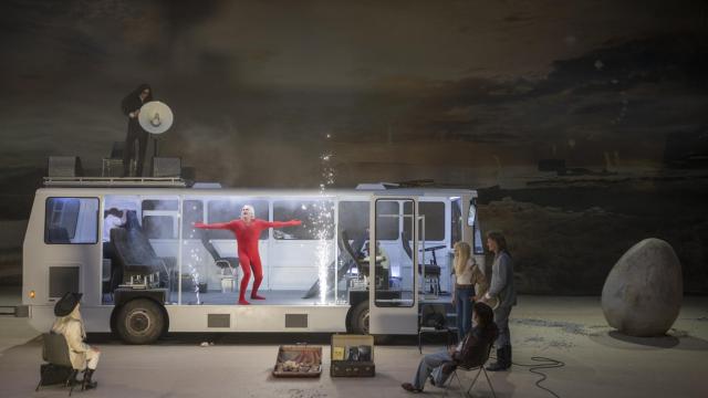 Un autobús es el Arca de Noé en 'The Garden of Delights'. Foto: Martin Argyroglo