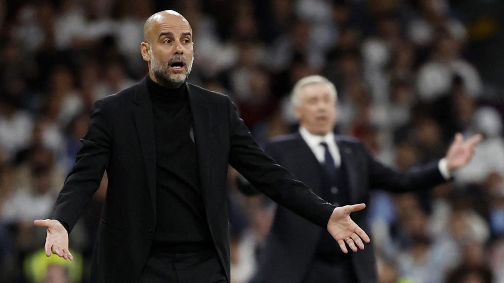 Guardiola da instrucciones con Ancelotti al fondo.