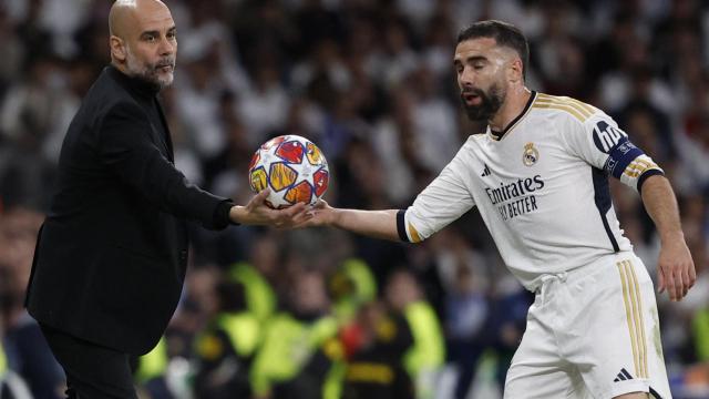 Carvajal recibe el balón por parte de Guardiola.