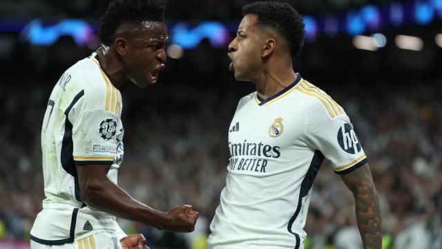 Rodrygo celebra con Vinicius su gol al Manchester City