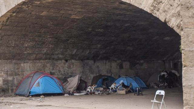 Tiendas de campaña bajo un puente.