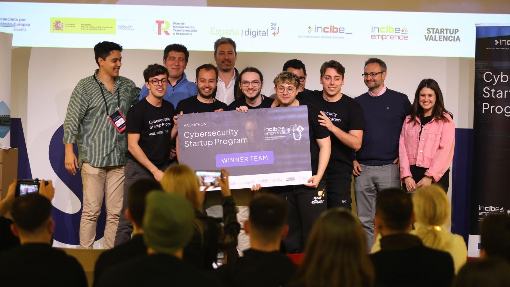 Miembros de Verihub, equipo ganador de la Hackathon Ciberseguridad celebrada durante la primera semana de marzo, junto a miembros del jurado como Nacho Mas, CEO en Startup Valencia; Francesc Pons, General Manager en Innsomnia, y Krloos Rivera, 'advisor' y director de Ecosystem e ImpactAdvisor en ClimateTrade.