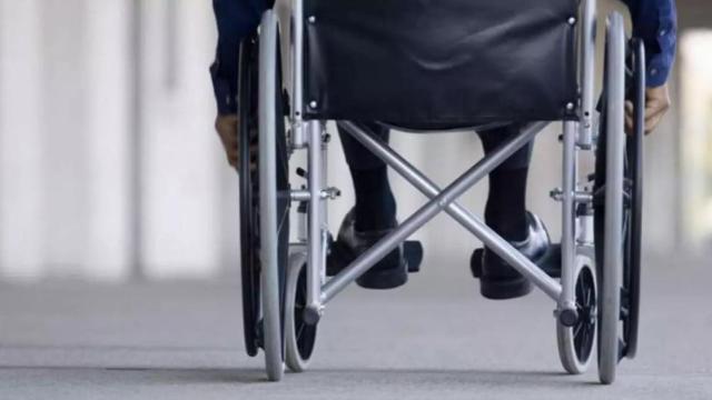 Una persona en silla de ruedas