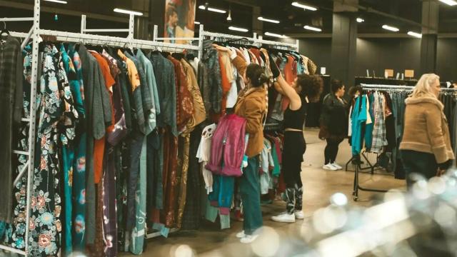 Conoce cuál es el mercadillo de ropa vintage más famoso de Madrid donde pagas al peso y que tiene prendas traídas desde Londres y EEUU.