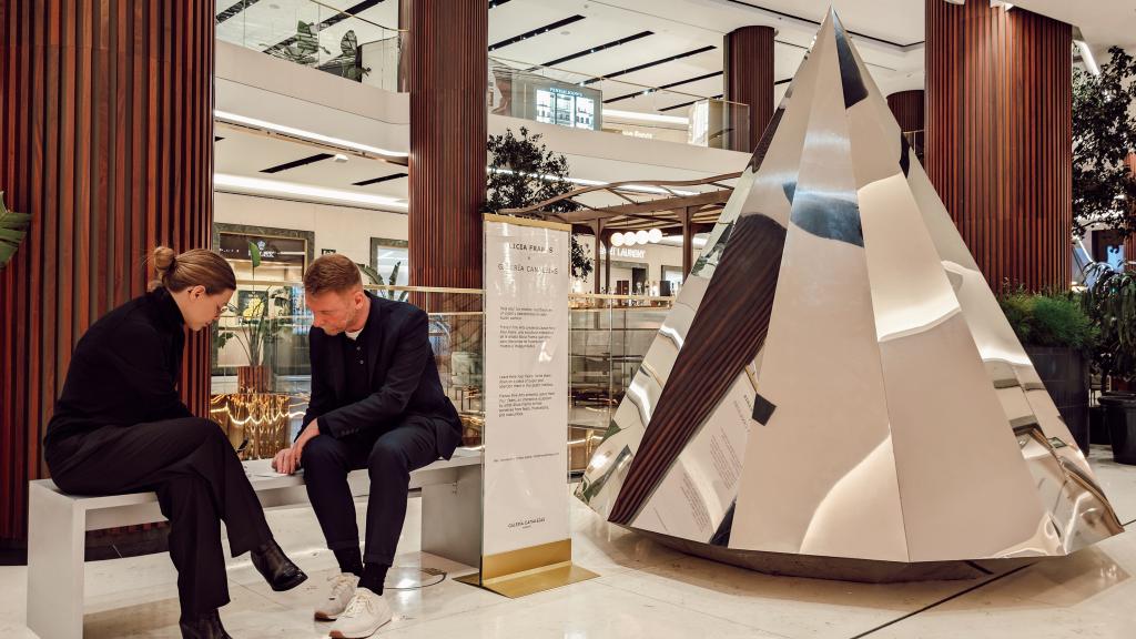 La nueva escultura 'Leave here your fears' en Galería Canalejas.