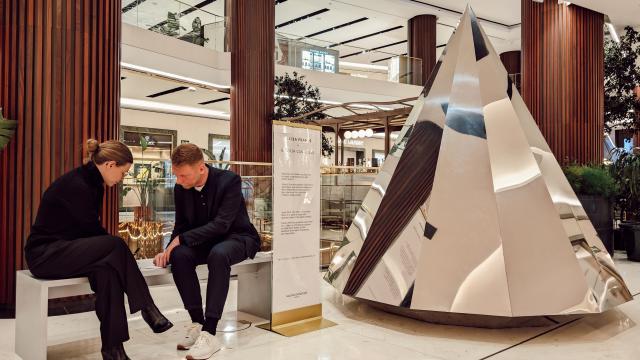 La nueva escultura 'Leave here your fears' en Galería Canalejas.