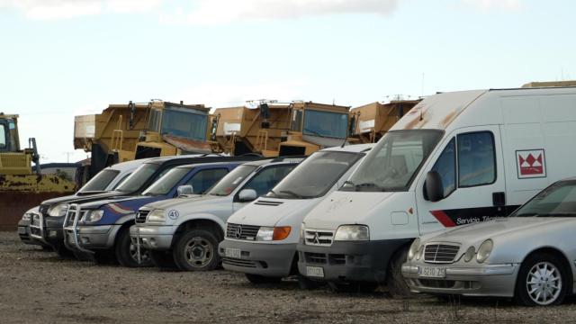 Varios vehículos que salen a subasta.