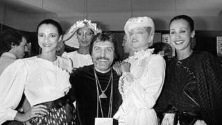 El diseñador Emanuel Ungaro rodeado de sus modelos, tras el desfile en el beach club marbellí.