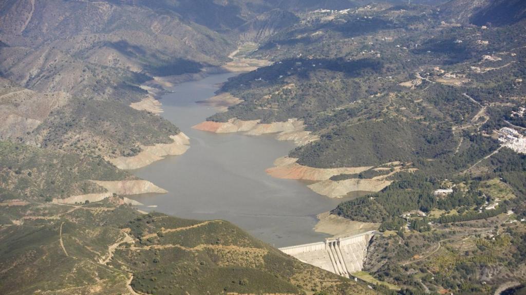 Embalse de la presa de La Concepción en Marbella.
