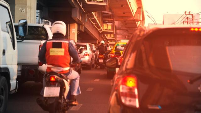 Un motorista en un atasco.