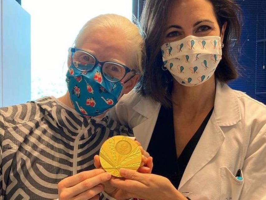 La triatleta junto a su cardióloga María Álvarez mostrando su medalla de oro Tokio 2020.