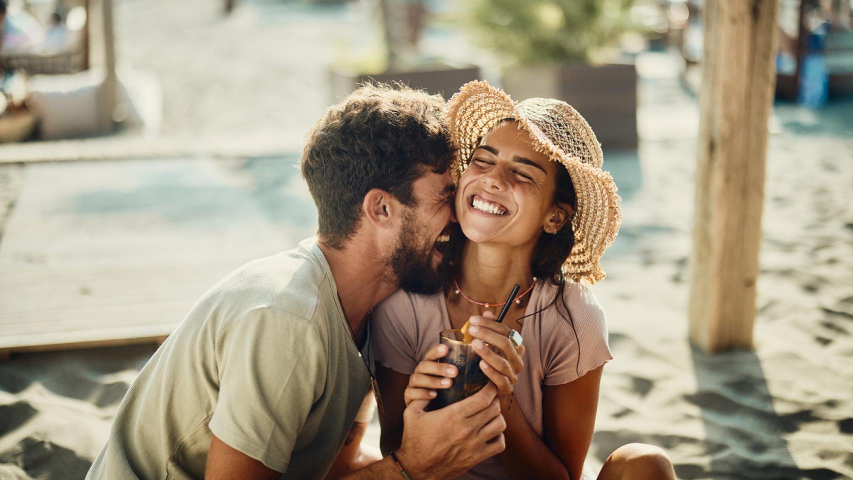 Pareja sonriendo.