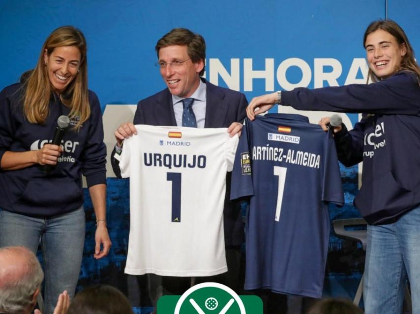 Alejandra Torres-Quevedo (con la camiseta del alcalde), durante el encuentro con Almeida.