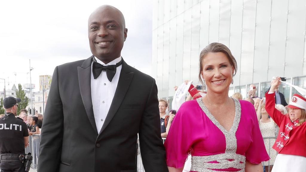 La princesa noruega y su novio chamán se casan en agosto.