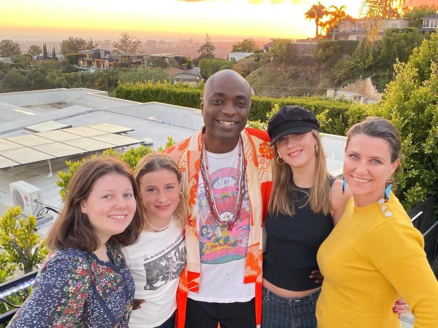 El futuro esposo de Marta Luisa mantiene una excelente relación con las tres hijas de la princesa.
