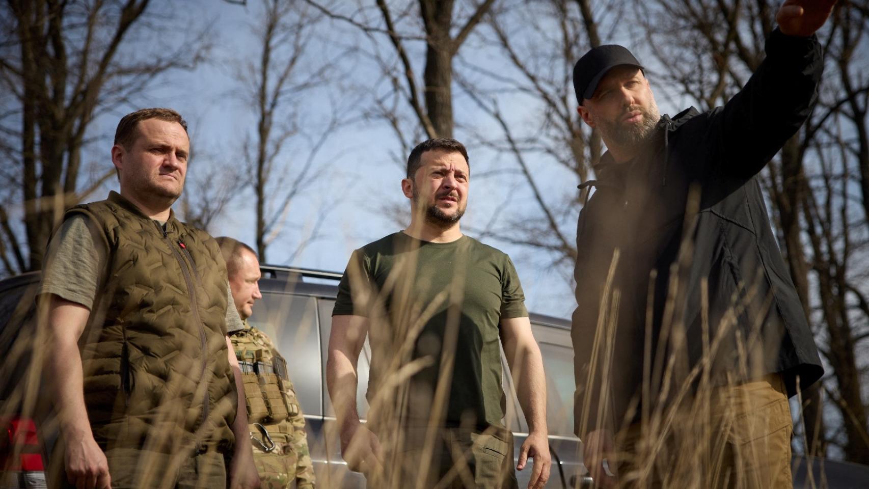 El presidente ucraniano, Volodímir Zelenski, visita este martes las nuevas fortificaciones de Járkov.