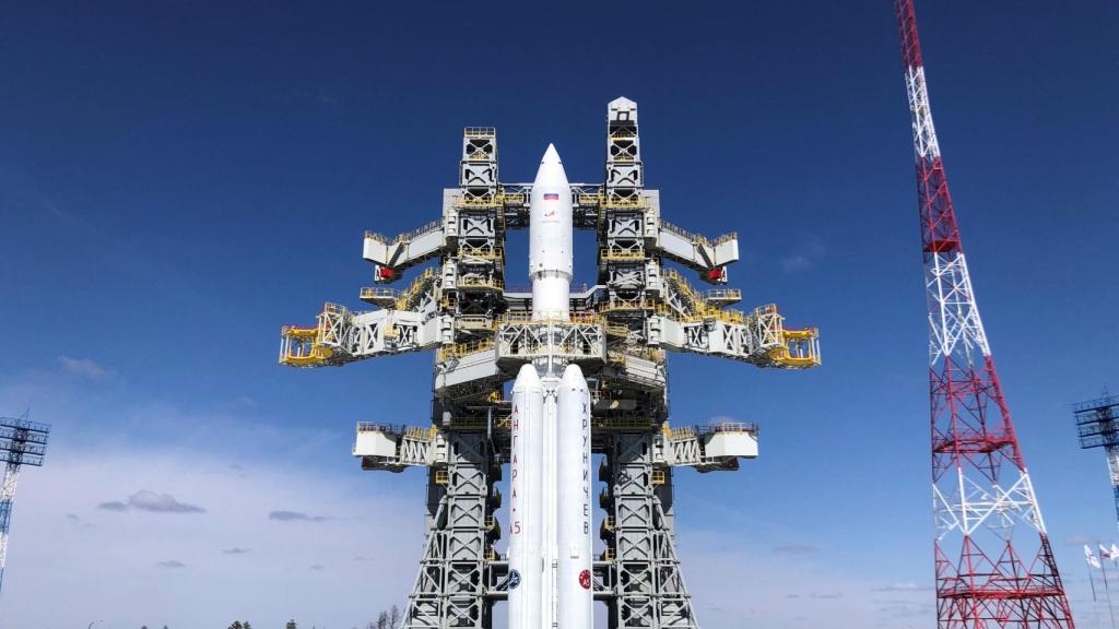 Angara A-5 en la plataforma de lanzamiento de Vostochni
