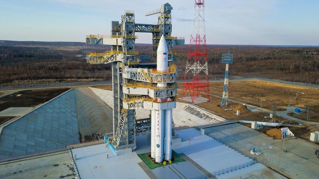 Angara A-5 en la plataforma de lanzamiento