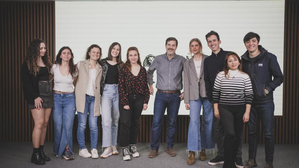Parte de los alumnos del Máster de EL ESPAÑOL posan junto al director adjunto del periódico, Mario Díaz, en su primer día de trabajo en la redacción de Avenida de Burgos.