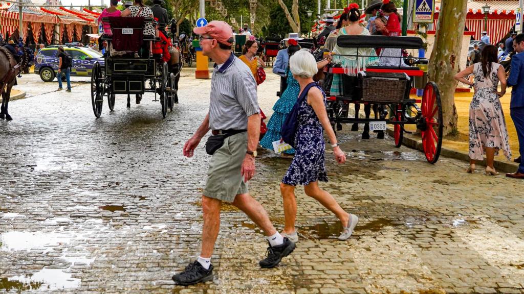 Dos turistas en la Feria de Abril en una imagen de archivo.