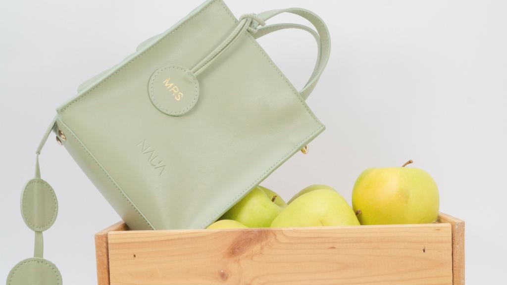 Bolso fabricado con piel de manzana.