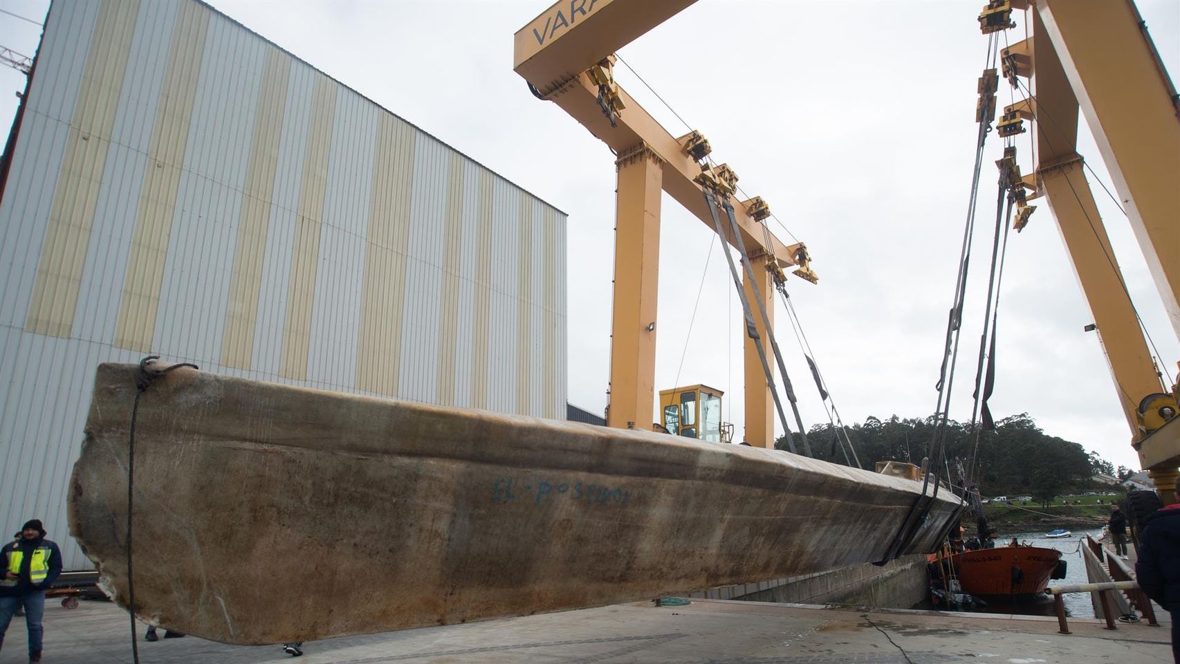 Semisumergible de fabricación artesanal ‘Poseidón’, izado en el puerto de Xufre en marzo de 2023.