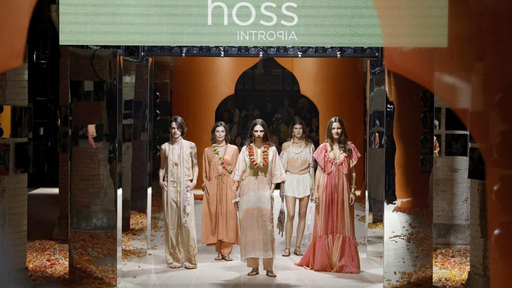 Siluetas del desfile de Hoss Intropia.