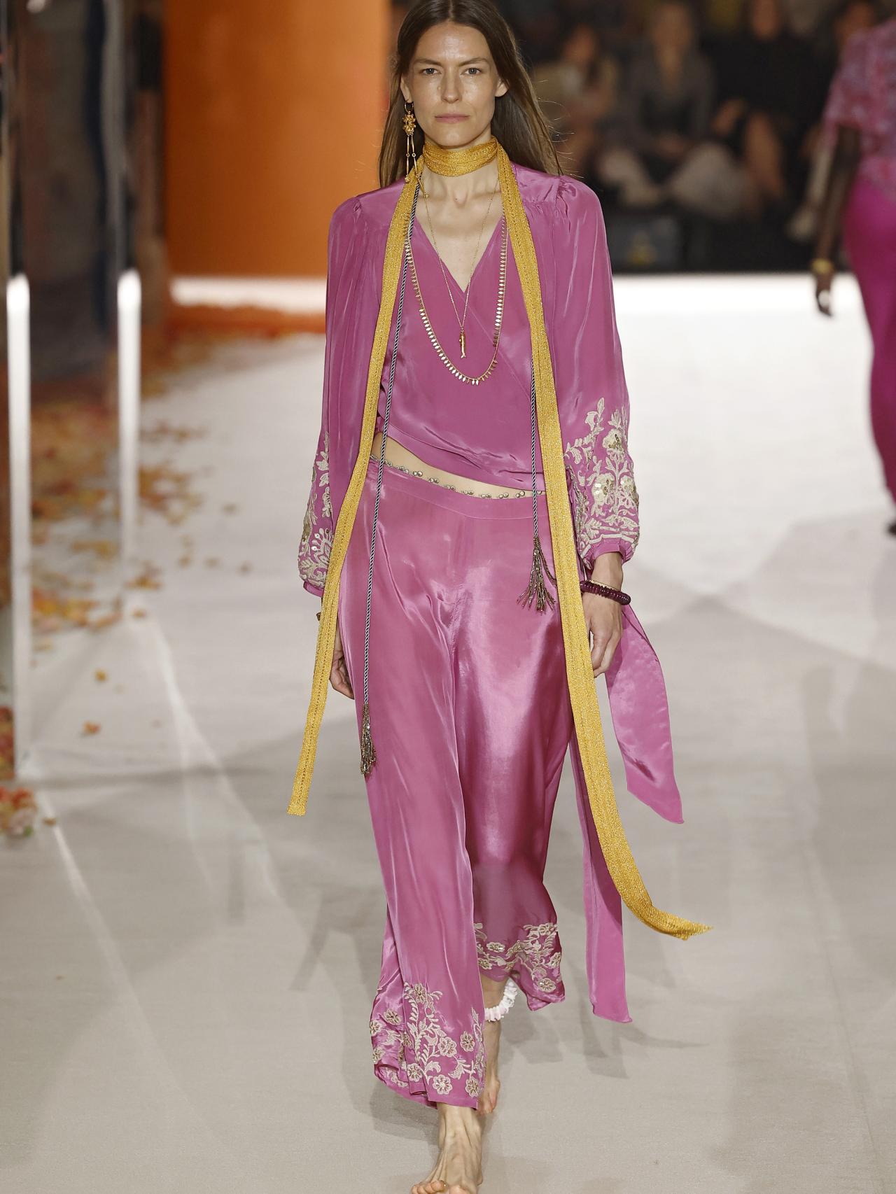 Silueta del desfile de Hoss Intropia.