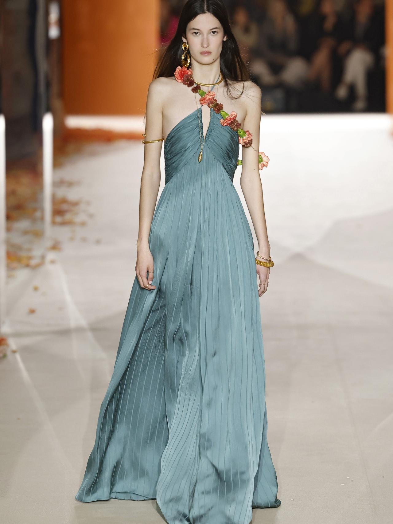 Silueta del desfile Hoss Intropia.