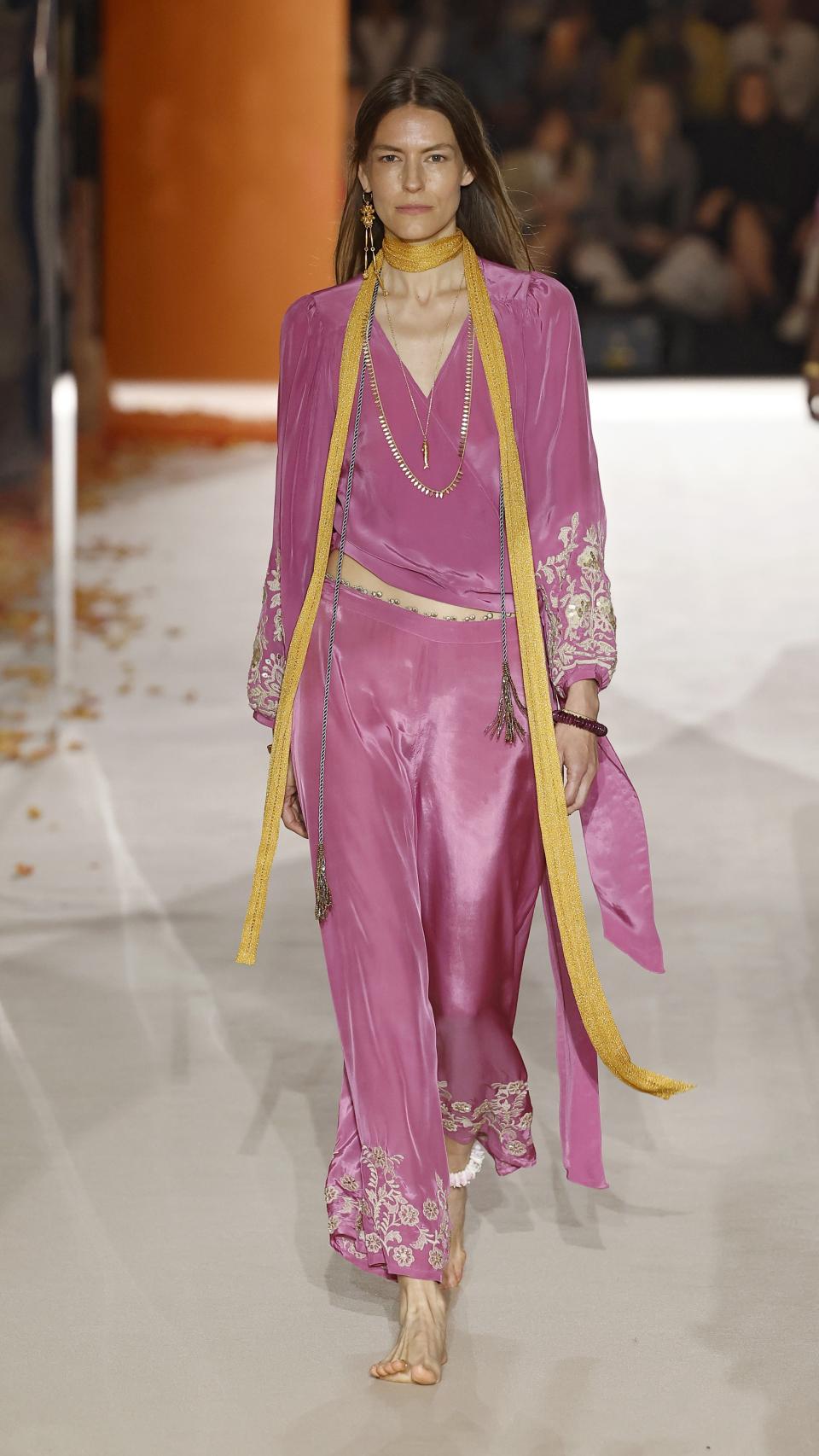 Silueta del desfile de Hoss Intropia.