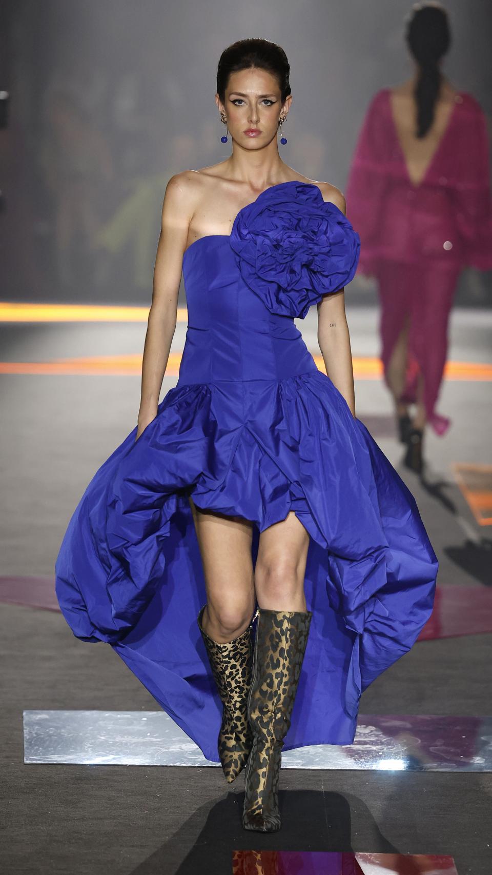 Silueta del desfile de Lola Casademunt by Maite.