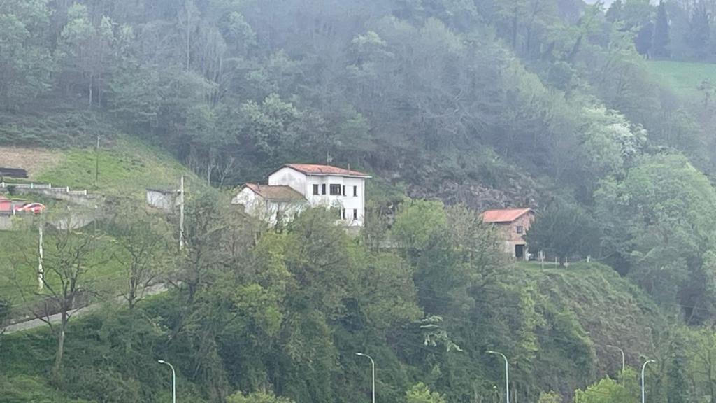 La casa blanca, donde vivían Miguel Ángel y Pablo, en una vista desde el puente de Soto de Ribera.