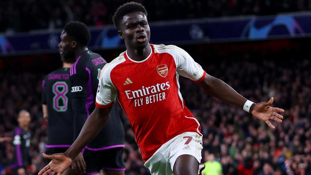 Saka celebra el primer gol del Arsenal.