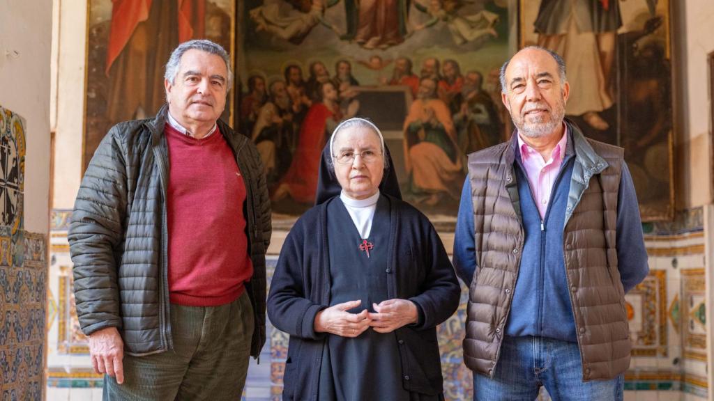 Francisco Rodríguez y Eusebio Donoso, coordinador y tesorero de Eusebio Donoso, tesorero de la asociación 'Amigos de los Conventos' junto a Sor Lucía, comendadora mayor.