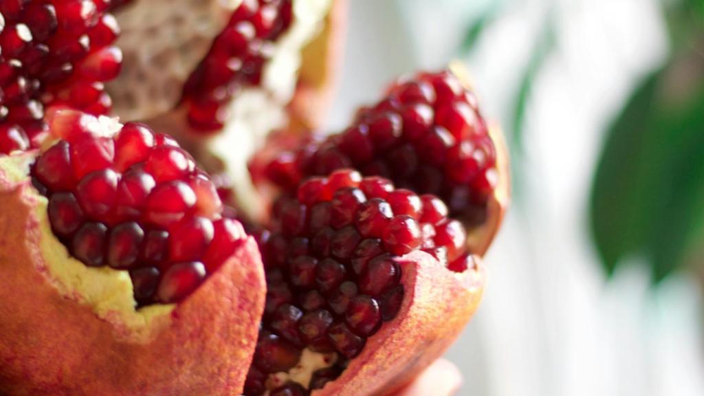 Las granadas es una de las mejores frutas que puedes tomar para evitar las ojeras.