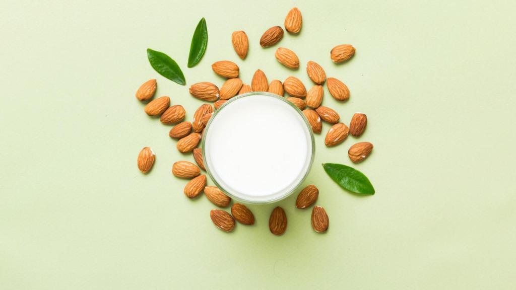 El potente ingrediente para incorporar a tu mascarilla facial que arrasa en España: la leche de almendras.