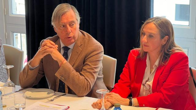 El presidente de la Cámara de Comercio de Málaga y la vicepresidenta, José Carlos Escribano y Paloma Moreno, respectivamente, durante el desayuno informativo.