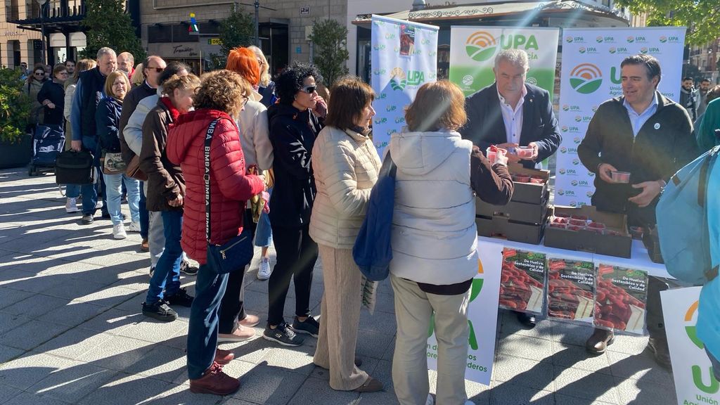 Las largas colas que se han formado en la calle Santiago esta mañana