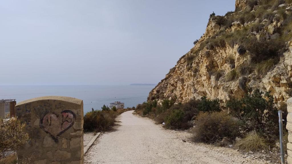 Final del camino asfaltado e inicio del camino de tierra de la Serra Grassa de Alicante.