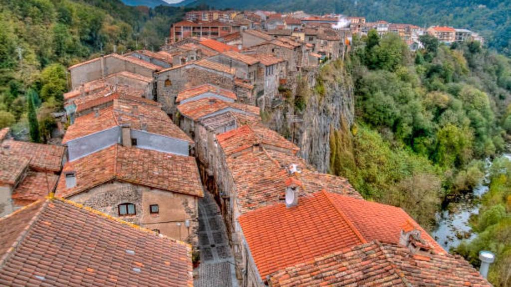 Una de las calles más estrechas de Castellfollit de la Roca