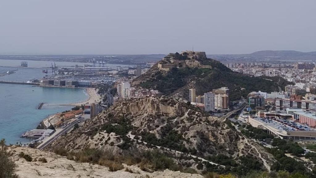 Cerro de Santa Ana y Monte Benacantil, vistos desde la parte sur de la Serra Grossa de Alicante.